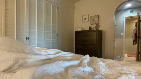 ellie  online show from February 25, 2026, 10:19 pm