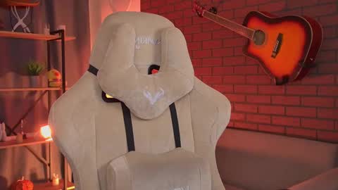 elliecutes online show from May 18, 2026, 5:35 am