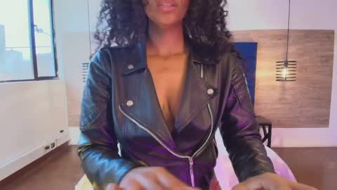 elliee_alves online show from April 7, 2026, 5:57 pm