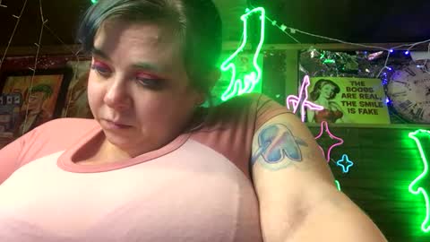 Snapshot of ellielouise11 chatting on January 18, 2025, 2:25 am Ellie Louise online show from January 18, 2025, 2:25 am