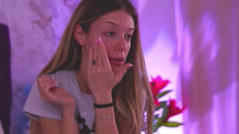 EllinaNuria online show from March 16, 2026, 3:56 am