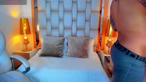 E L L I O T    V E L E Z online show from March 4, 2025, 8:49 pm