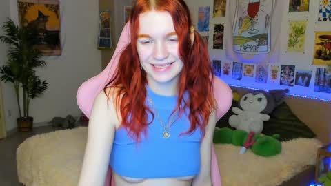 Snapshot of elly_milas chatting on December 2, 2024, 6:20 am Elly Fansly online show from December 2, 2024, 6:20 am