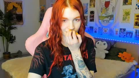 Snapshot of elly_milas chatting on December 13, 2024, 5:49 am Elly Fansly online show from December 13, 2024, 5:49 am