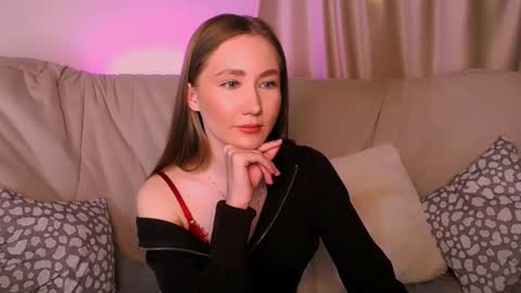 Snapshot of ellycolins_ chatting on February 10, 2026, 3:21 am Elly online show from February 10, 2026, 3:21 am