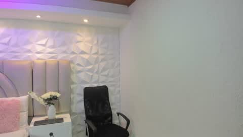 Snapshot of ellye_evans_ chatting on July 11, 2026, 11:24 am Ellye online show from July 11, 2026, 11:24 am