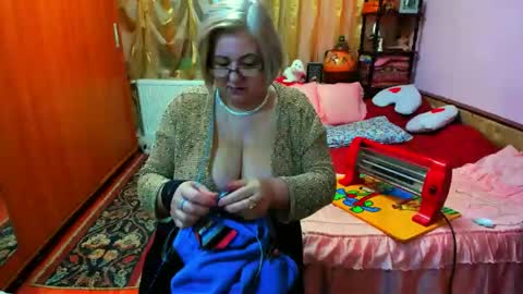 ellyhot53 online show from December 4, 2024, 1:53 pm