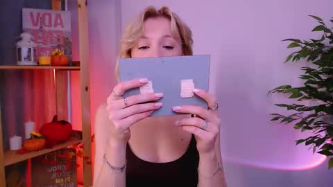 Elly online show from November 3, 2025, 3:52 am