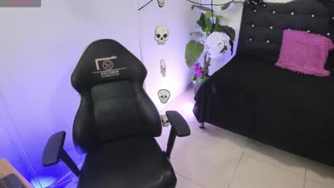 ELOISE  online show from October 25, 2025, 11:51 am