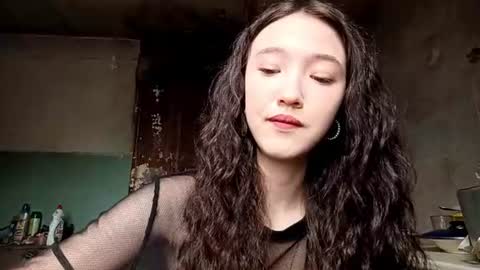 Snapshot of elouisevallian chatting on June 17, 2026, 2:14 am Elara online show from June 17, 2026, 2:14 am