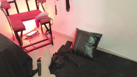 elowen_halley1 online show from January 5, 2026, 7:39 pm