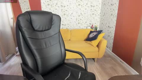 Erica  online show from April 17, 2026, 1:36 pm