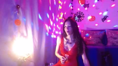 Elisa online show from October 31, 2025, 8:21 pm