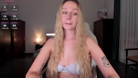 Snapshot of em_emilie chatting on October 4, 2025, 3:21 pm Emilie online show from October 4, 2025, 3:21 pm