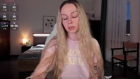 Snapshot of em_emilie chatting on October 19, 2025, 2:40 pm Emilie online show from October 19, 2025, 2:40 pm