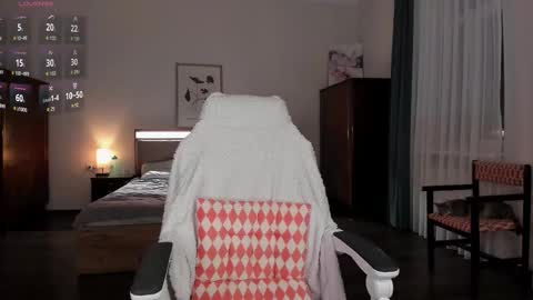 Snapshot of em_emilie chatting on October 24, 2025, 3:30 pm Emilie online show from October 24, 2025, 3:30 pm