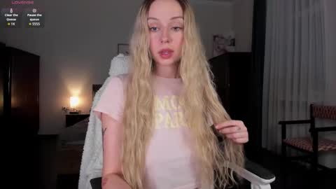 Snapshot of em_emilie chatting on November 7, 2025, 3:34 pm Emilie online show from November 7, 2025, 3:34 pm