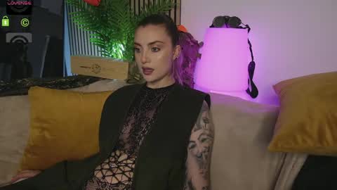 Snapshot of ema_reese chatting on June 7, 2026, 4:38 am Ema Reese online show from June 7, 2026, 4:38 am