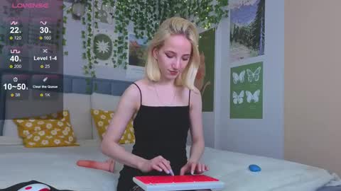 Snapshot of emacalim_ chatting on October 10, 2025, 12:26 pm Emma online show from October 10, 2025, 12:26 pm