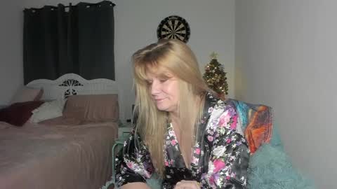 Snapshot of emberpheonixxx chatting on December 29, 2024, 3:33 am Ember Pheonixxx online show from December 29, 2024, 3:33 am