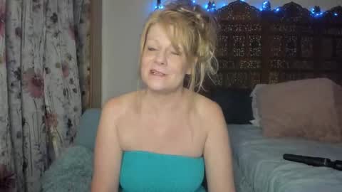 Snapshot of emberpheonixxx chatting on October 16, 2025, 2:23 am Ember Pheonixxx online show from October 16, 2025, 2:23 am