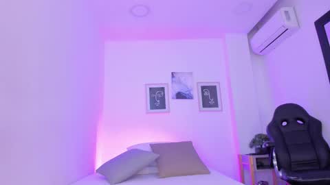 emelie_89 online show from February 19, 2025, 12:22 pm