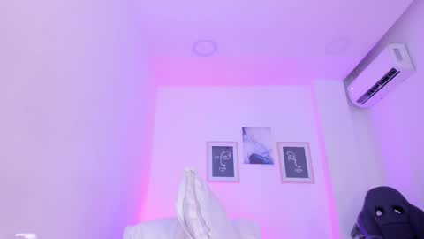 emelie_89 online show from March 8, 2025, 3:24 pm