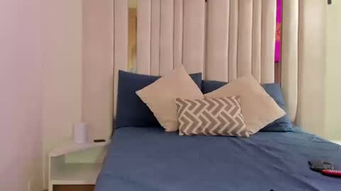 emi_royse online show from September 12, 2025, 6:41 pm