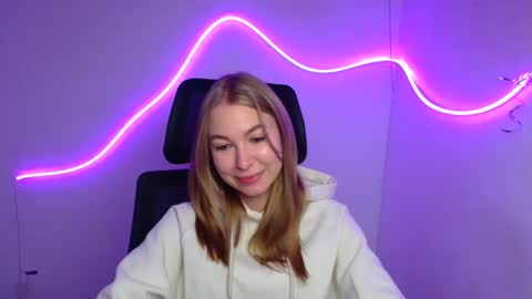 Emilia online show from September 26, 2025, 5:33 am