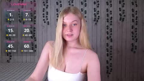Snapshot of emiliaduchess chatting on October 19, 2025, 12:28 pm Amili online show from October 19, 2025, 12:28 pm