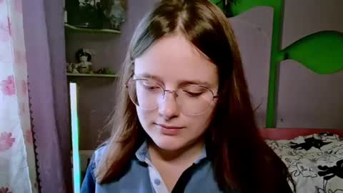 Snapshot of emilialoures7 chatting on July 25, 2026, 12:25 pm Kira online show from July 25, 2026, 12:25 pm