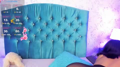 Emilie James online show from December 19, 2024, 8:44 pm