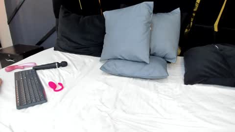 Emillie online show from December 11, 2024, 8:18 pm