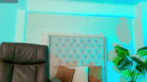 emilirosses online show from October 3, 2025, 12:02 pm