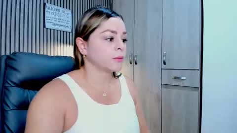 emilirosses online show from October 10, 2025, 12:04 pm