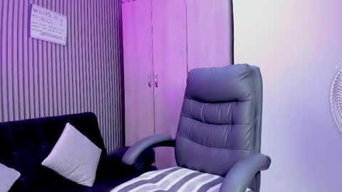 emilirosses online show from October 23, 2025, 11:53 am