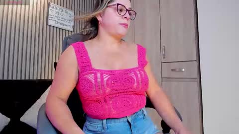 emilirosses online show from October 26, 2025, 12:00 pm