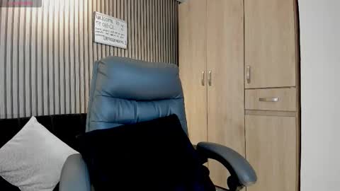 emilirosses online show from October 28, 2025, 11:47 am