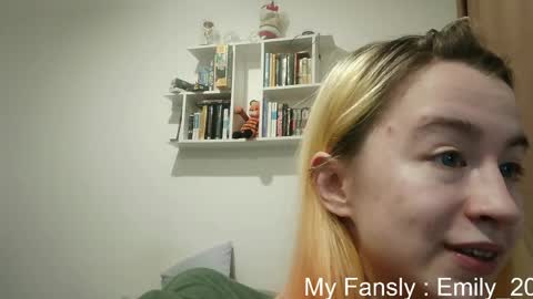 Snapshot of emilly_20 chatting on May 9, 2026, 9:09 pm Emily online show from May 9, 2026, 9:09 pm