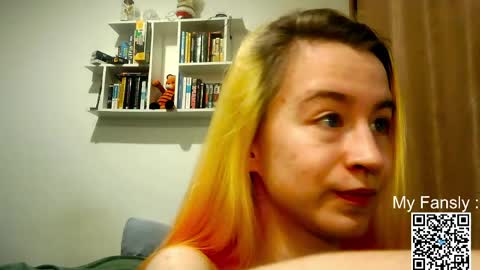 Snapshot of emilly_20 chatting on May 10, 2026, 8:47 pm Emily online show from May 10, 2026, 8:47 pm