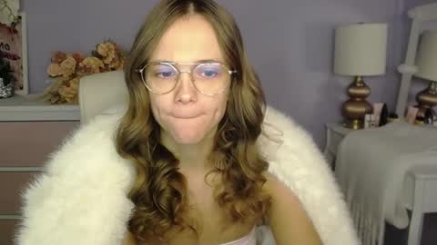 Emilly online show from November 28, 2025, 7:44 am