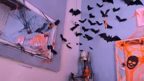 emily_castillo_1 online show from October 27, 2025, 4:27 am