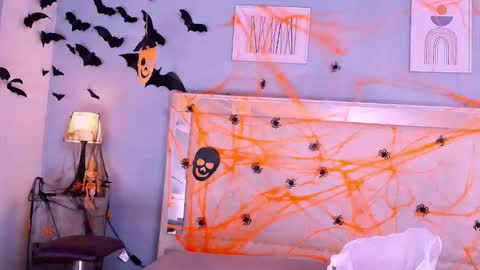 emily_castillo_1 online show from October 31, 2025, 5:08 am