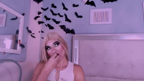 emily_castillo_1 online show from November 2, 2025, 7:22 am