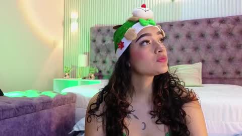 Snapshot of emily_foxyy chatting on December 22, 2025, 7:00 pm Emily online show from December 22, 2025, 7:00 pm