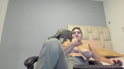 Emi  independent model  online show from December 3, 2024, 10:51 pm