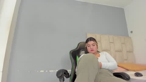 Emi  independent model  online show from January 15, 2025, 10:46 pm