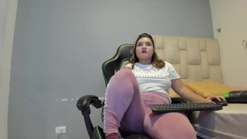 Emi  independent model  online show from February 6, 2025, 1:38 am