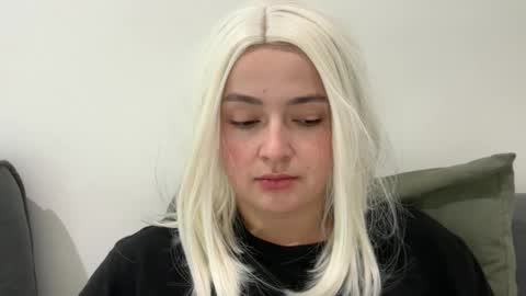 emily_morning_dew online show from November 10, 2025, 7:40 am