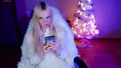 Snapshot of emily_nyaffe chatting on December 23, 2024, 12:35 am Lia online show from December 23, 2024, 12:35 am